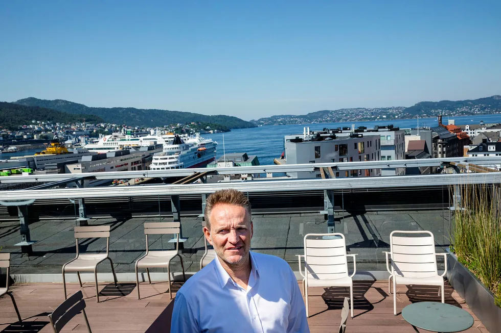 Konsernsjef Jan Erik Kjerpeseth i Sparebanken Vest frykter at utenlandske banker ikke vil stille opp for næringslivet i dårlige tider. I havnen ligger et av skipene til Fjord Line ved kai, og rederiet har sikret seg 150 millioner kroner i «koronalån» gjennom konkurrenten Danske Bank.