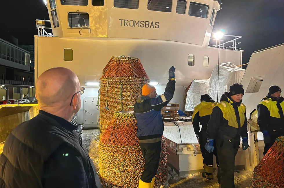 Deler av snøkrabbenæringen skulle gjerne hatt en tidligere dato for refordeling av snøkrabbe-kvoten. På bildet er mannskapet på «Tromsbas» før avreise fra Tromsø for snøkrabbesesongen 2023.