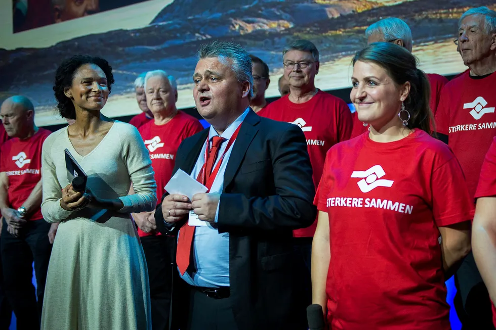 Jørn Eggum var på scenen sammen med Haddy Njie, som var hentet inn til åpningen av Fellesforbundets landsmøte.