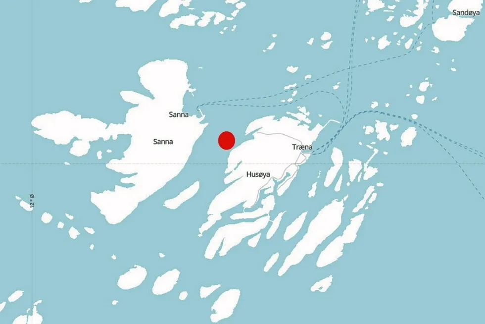 Nova Seas lokalitet Rensøya N, her markert med en rød prikk, ligger i Træna kommune i Nordland.