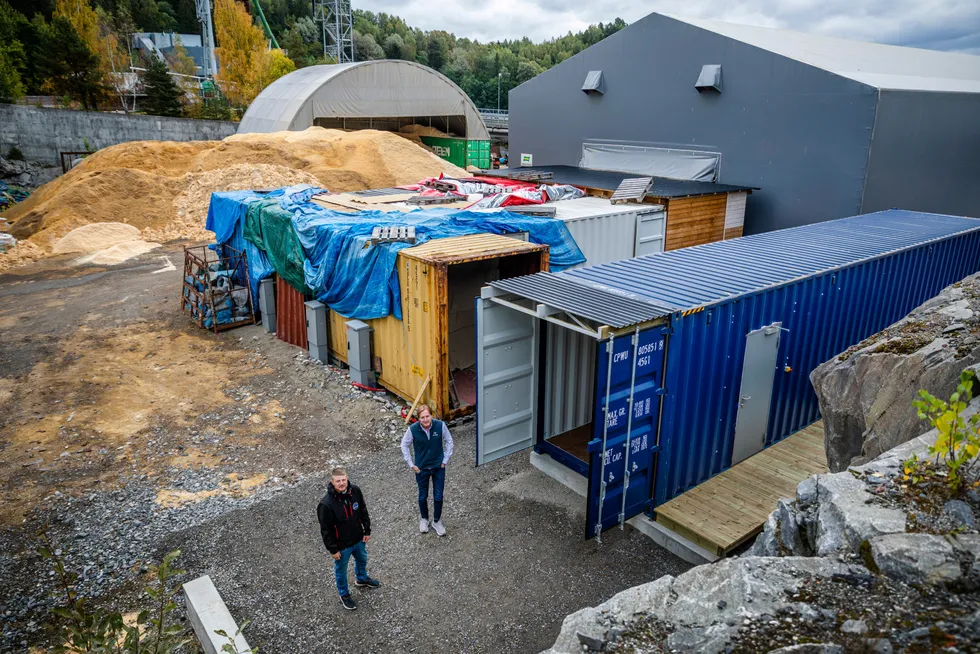 Steve Gjefsen (til venstre) og Espen Hinsch fyller en container med maskiner som skal utvinne bitcoin. Det skjer ved siden av et vedbruk nær Hønefoss, som skal tørke veden med varmen alle maskinene genererer.