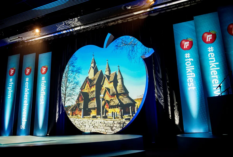 Et bilde av en stavkirke inne i Fremskrittspartiets eplelogo var et av de første bildene som ble vist under partileder Siv Jensens tale på partiets landsmøte. Foto: Fartein Rudjord