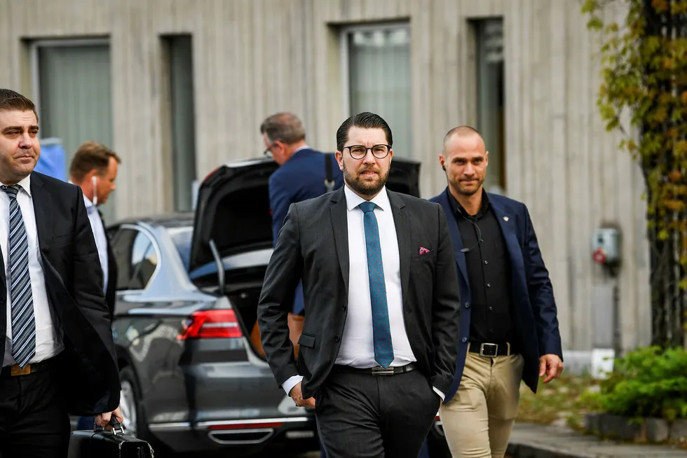 Sverigedemokraterna har tapt oppslutning men pandemien har gitt partileder Jimmie Åkesson plass i varmen. Her er Jimmie Åkesson på vei for å delta i partilederdebatten om korona i SVT tidligere i juni.