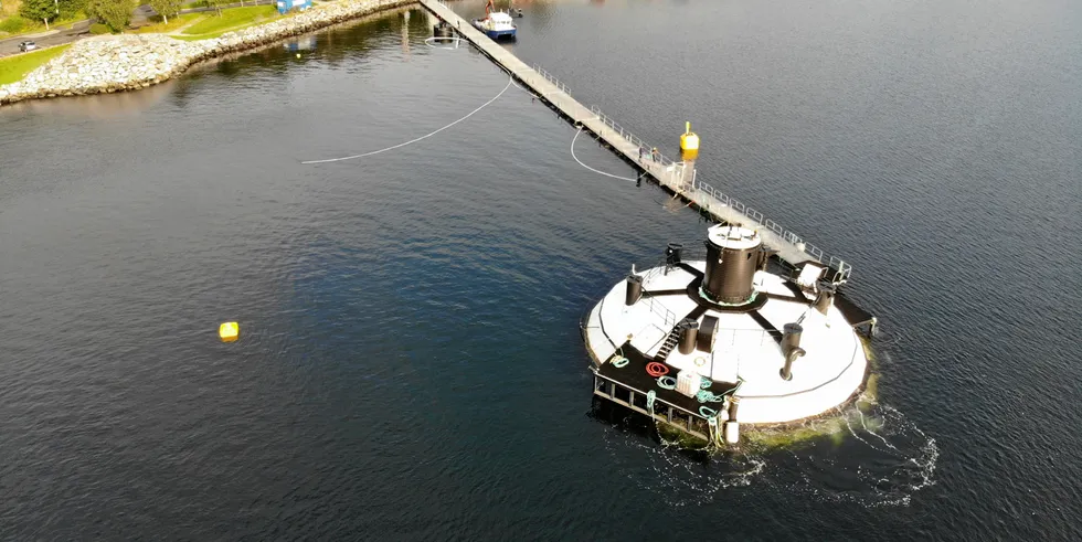 Den semilukkede merden Fishglobe ligger i Lysefjorden utenfor Stavanger. Dronefoto.