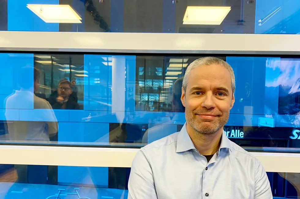 Anders Kringstad i Statnett sier at kjernekraft i liten grad vil fungere som grunnlast fordi den i perioder må skrus av for å gi plass til overfloden av energi fra sol og vind.