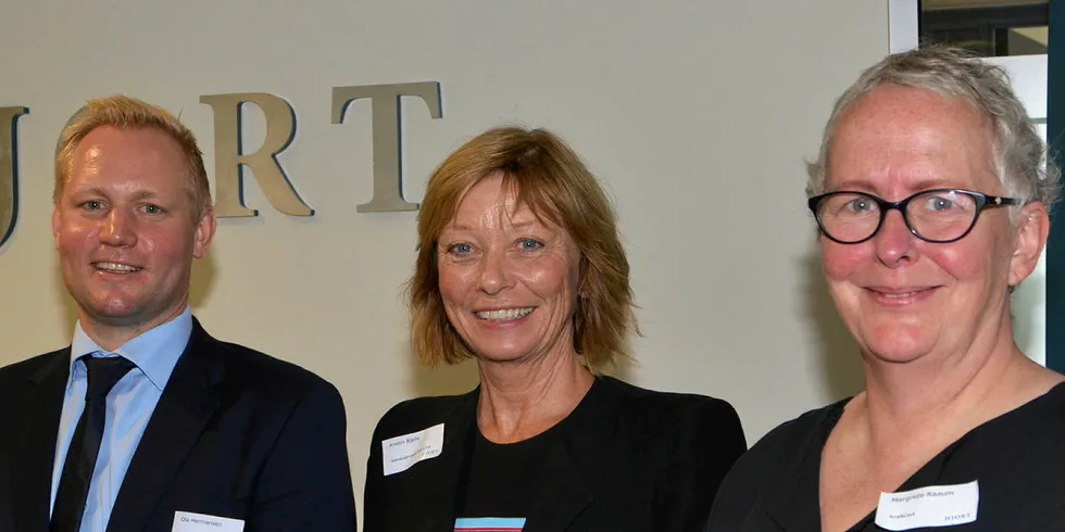 MÅ STILLE KRAV: Margrete Raaum (til høyre) mener kraftbransjen må stille strenge krav til leverandørene og få dem til å forplikte seg på sikkerhet. Her sammen med Ola Hermansen og Kristin Bjella fra advokatfirmaet Hjort som nylig arrangerte seminar om IT-sikkerhet i kraftsektoren.