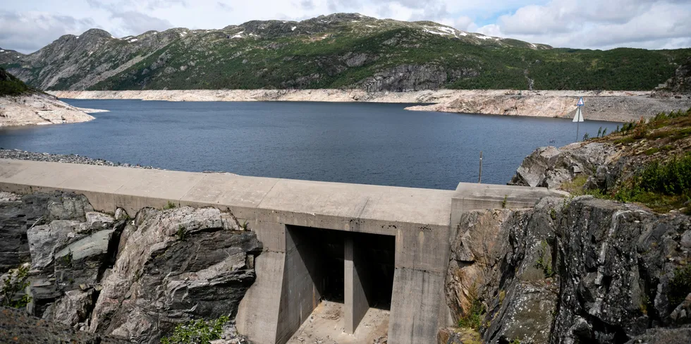 De fem siste ukene er importen til Sør-Norge til sammen på knapt 1,4 TWh. I den samme perioden har fyllingsgraden i vannmagasinene i Sør-Norge økt med bare 0,3 TWh. Alt annet likt har dermed importen sørget for at ikke fyllingsgraden er enda lavere enn den faktisk er.