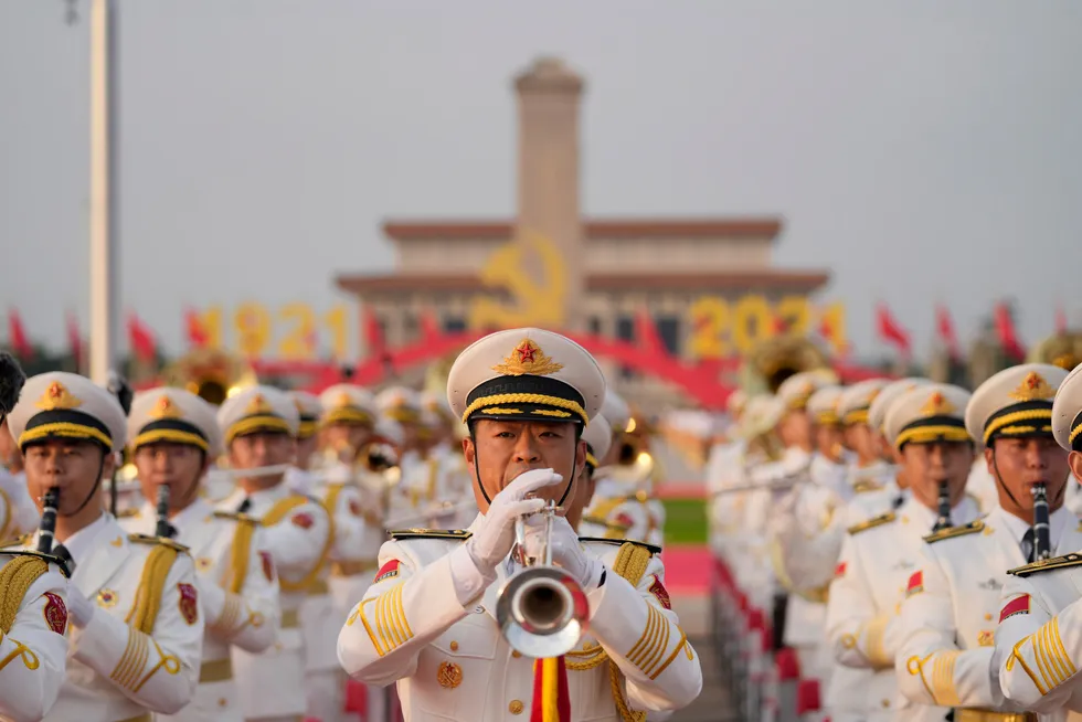 Militær presisjon under 100 årsjubileet for Kinas kommunistparti tidligere i sommer. Kina startet militærøvelser ved Taiwan denne uken, etter USAs tilbaketrekking og Talibans maktovertagelse i Afghanistan.