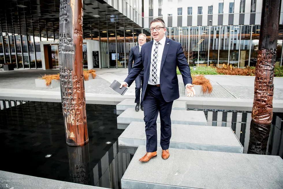 Karl Johnny Hersvik i Aker BP er godt fornøyd med avstanden mellom eget kostnadsnivå og oljeprisen for tiden . Her fulgt av kommunikasjonsdirektør Tore Langballe.