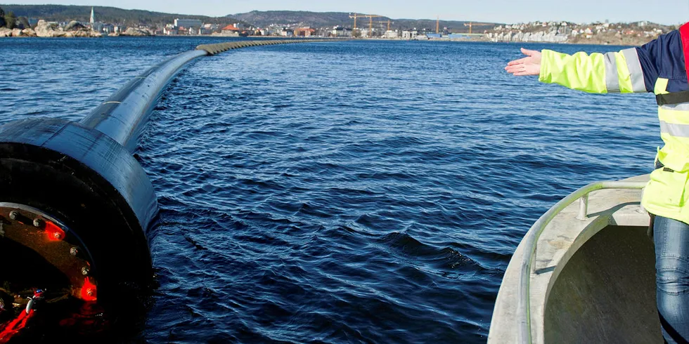 Havdyp: Kristiansand har store havdyp, hvor vannet er stabilt kaldt når kjølebehovet er størst. Vannet brukes til å kjøle sentrumsbygg. Ledningen ble ført i land i 2011.