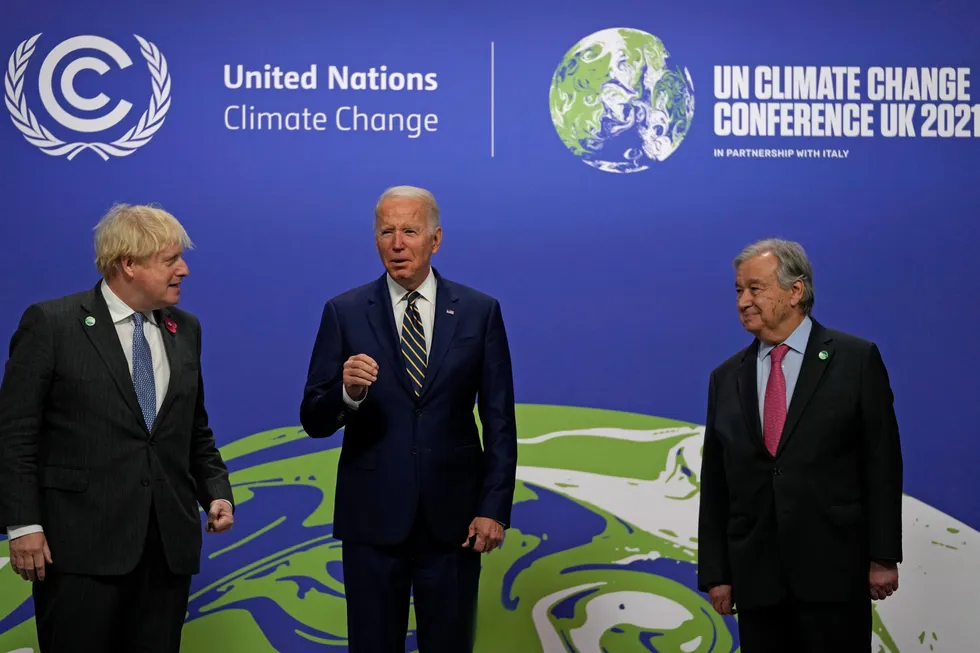 Storbritannias statsminister Boris Johnson, til venstre, og FNs generalsekretær António Guterres, til høyre, med USAs president Joe Biden på klimatoppmøtet i Glasgow.