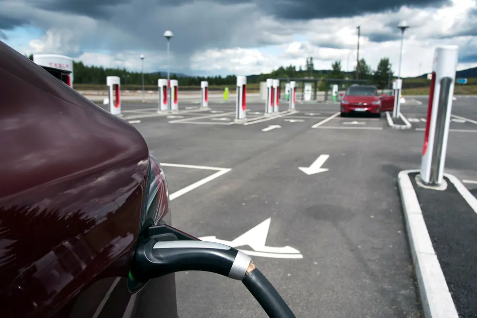 Teslas ladestasjon på Nebbenes.