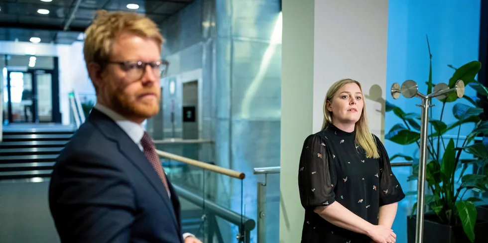 Tina Bru forteller at regjeringen jobber med vannkraft-kravene i taksonomi-prosessen. Her er statsråden avbildet sammen med statssekretær Tony Christian Tiller.