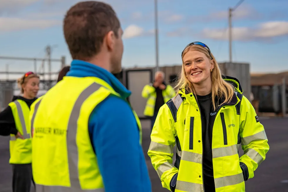 Flere aktører har samarbeidet for å finne mer effektive måter å utnytte nettet på. Energiingeniør i Barents Nett, Katrine Hansen Reisænen, håper prosjektet kan bidra til å løse kapasitetsutfordringene i nord.