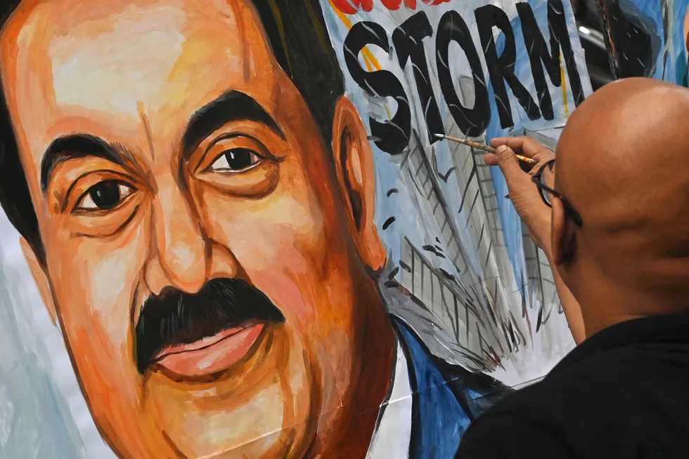 Krisen for Gautam Adani, som var Asias rikeste person, er blitt en stor nasjonal sak i India. Her er kunstskolelærer Sagar Kambli i Mumbai snart klar med et maleri om stormen som herjer i Adani-gruppen.