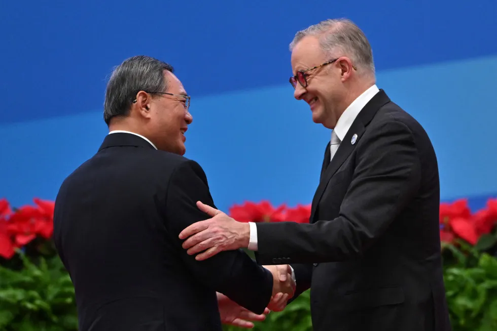 Kinas statsminister Li Qiang og hans australske kollega Anthony Albanese lover å begrave stridsøksen og normalisere forholdet mellom de to landene. Statsminister Li lover at Kina skal øke importen fra handelspartnere. Her fra åpningsseremonien på China International Import Expo i Shanghai på søndag.