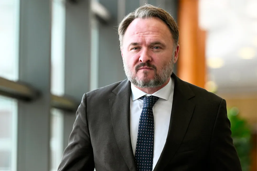 EUs energikommissær lover lavere energikostnader i mangemilliardersklassen i årene framover.