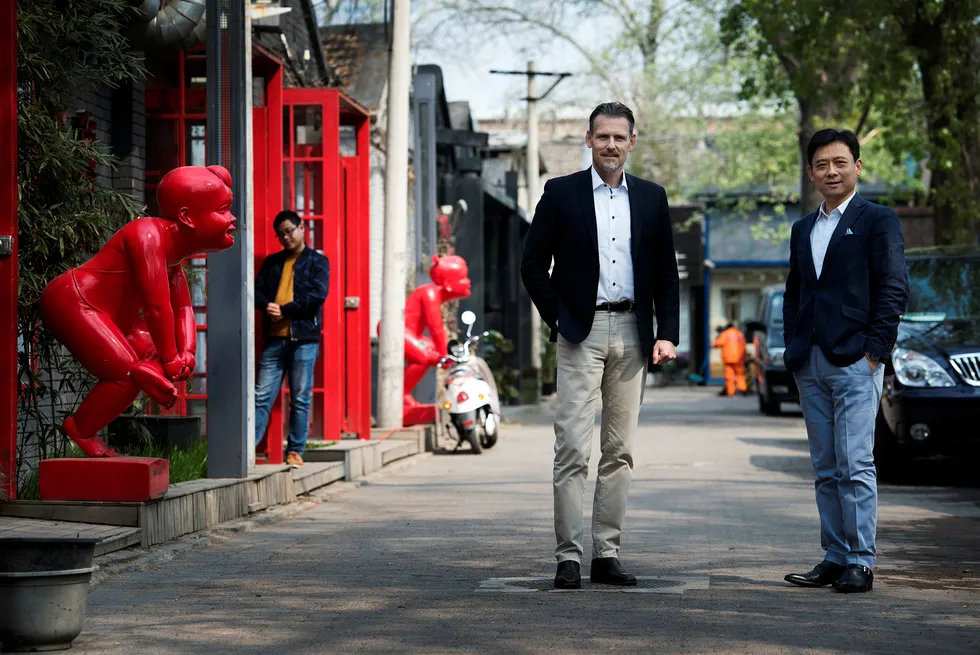Den Beijing-baserte investoren Chris Rynning og forretningspartner John Liu i oppkjøpsfondet ChinaEquity går sammen om et nytt fond som skal gjøre oppkjøp i Norden. Etter normaliseringen av forholdet mellom Norge og Kina vil Rynning bli i byen. Foto: Per Ståle Bugjerde