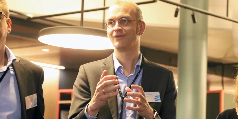 Statkraft-direktør Henrik Sætness mener at man må være aktivt tilstede i et marked for å forstå det godt nok til å lykkes. Det holder ikke å sitte i Oslo og analysere markedet i andre land.