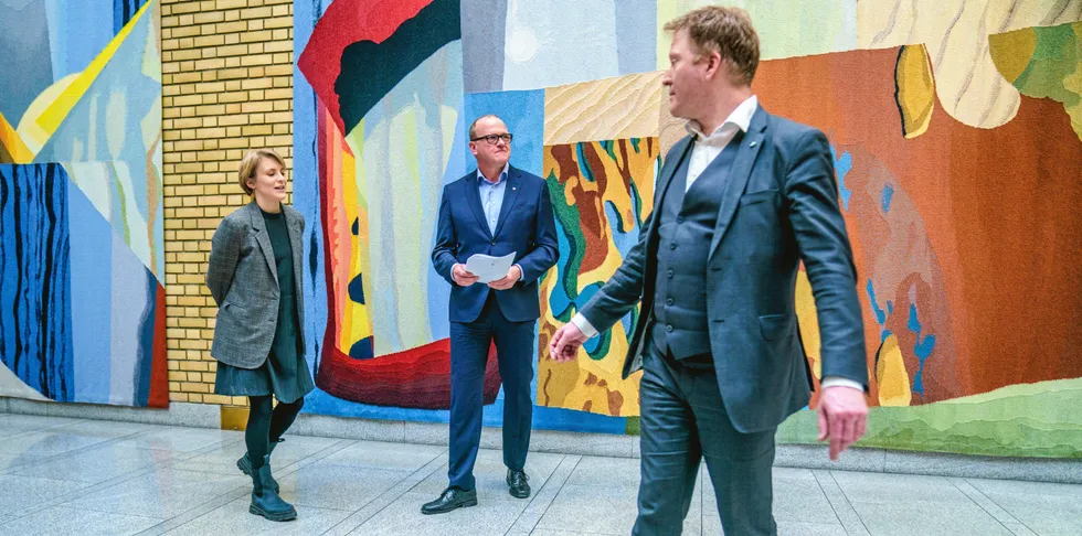 Kari Elisabeth Kaski i SV, Frode Jacobsen i Ap og Sigbjørn Gjelsvik i Sp presenterte strømstøtte-enigheten på vegne av de tre partiene.