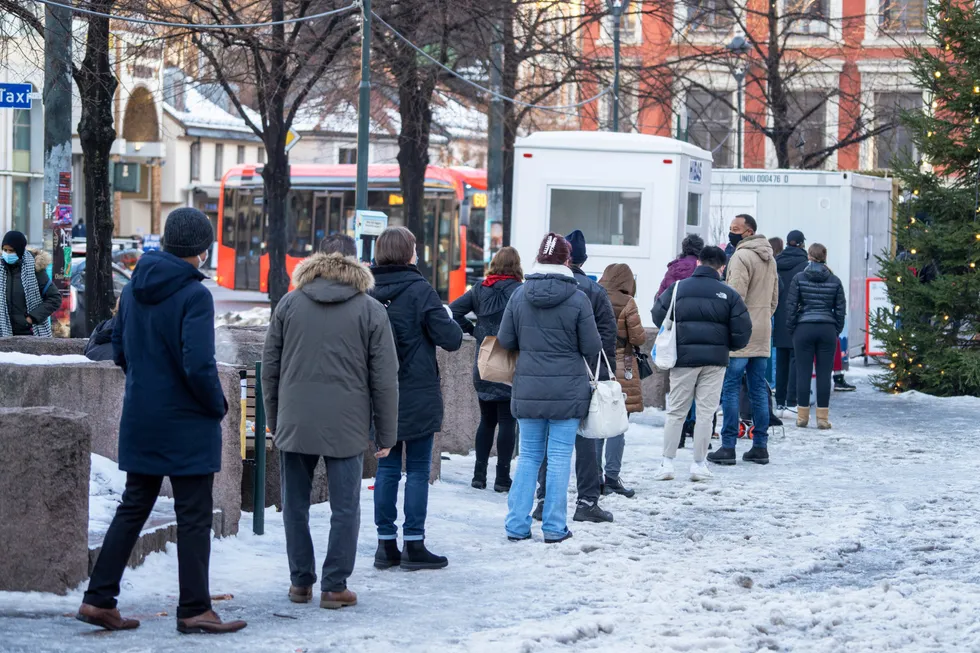 Det var kø foran teststasjonen på Grønland Torg i Oslo tirsdag. Nødvendig beskyttelse kan oppnås via hybridimmunitet fra både vaksine og gjennomgått sykdom, skriver artikkelforfatterne.