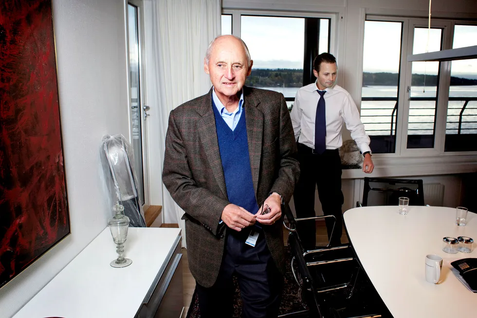Konsernsjef Thomas Wilhelmsen (bak) og hans far, skipsreder Wilhelm Wilhelmsen, kontrollerer makten i Wilhelmsen-rederiet gjennom farens ene A-aksje i familieselskapet Tallyman. Nå vil en annen del av familien ha et oppgjør.