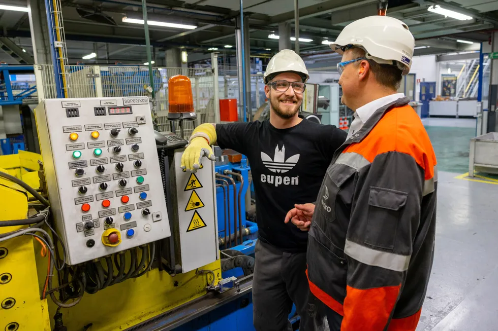 Administrerende direktør Tobias Müller i Hydro Raeren slår av en prat med maskinoperatør Joey Nicoll. Hydro Extrusion kunne i første kvartal vise til et rekordresultat, men som flere av de europeiske anleggene sliter de med høye energipriser og kostnader.