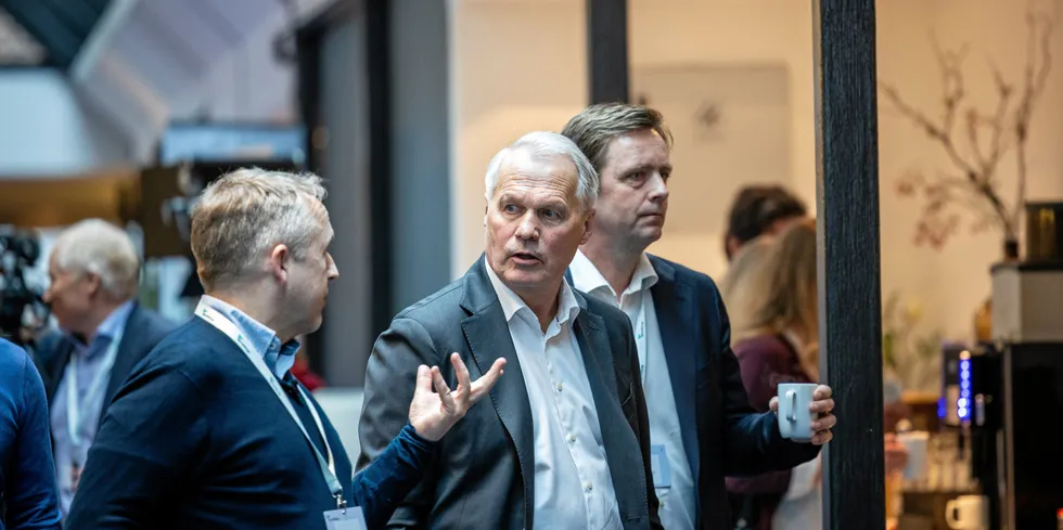 Salmar-grunnlegger Gustav Witzøe (i midten), fotografert under Sjømat Norge 2023. Foto: Eivind Senneset, Dagens Næringsliv