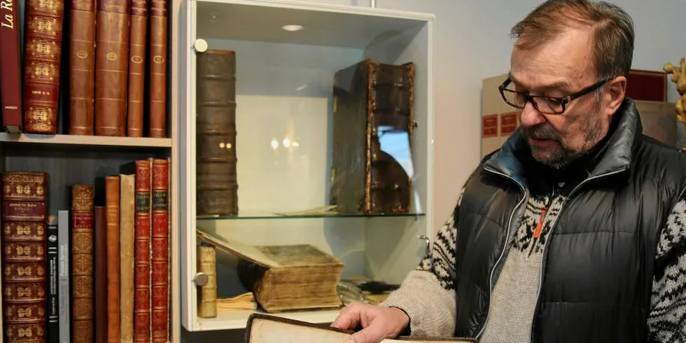 ANTIKVARIAT: I biblioteket på loftet i kirka i Gjesvær er det flere hundre år gamle bøker, blant annet atlas fra før verden var oppdaget.Foto: Arne Fenstad