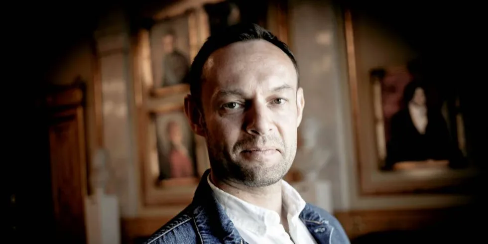 BURDE HA VURDERT HABILITET: Stortingsrepresentant og SVs fiskeripolitiske talsperson, Torgeir Knag Fylkesnes, sier at han er overrasket over at ikke fiskeriministeren har erklært seg selv inhabil i saken om den nye forskriften for lakselusbehandling.Foto: Linda Næsfeldt