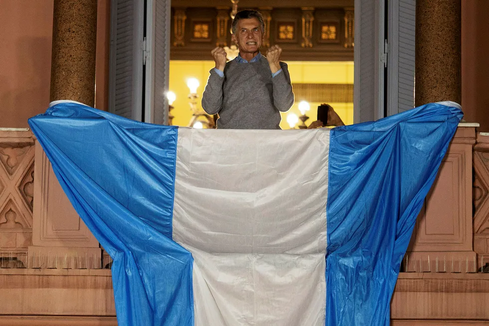 En oppildnet president Mauricio Macri taler til sine tilhengere i Buenos Aires. Men Macris popularitet i landet er laber.
