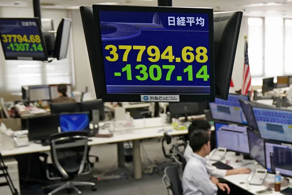 Investorer ved Tokyo-børsen har lagt bak seg en urolig måned. Nikkei-indeksen har falt fra en foreløpig topp på 42.426 for under tre uker siden til under 38.000 på torsdag