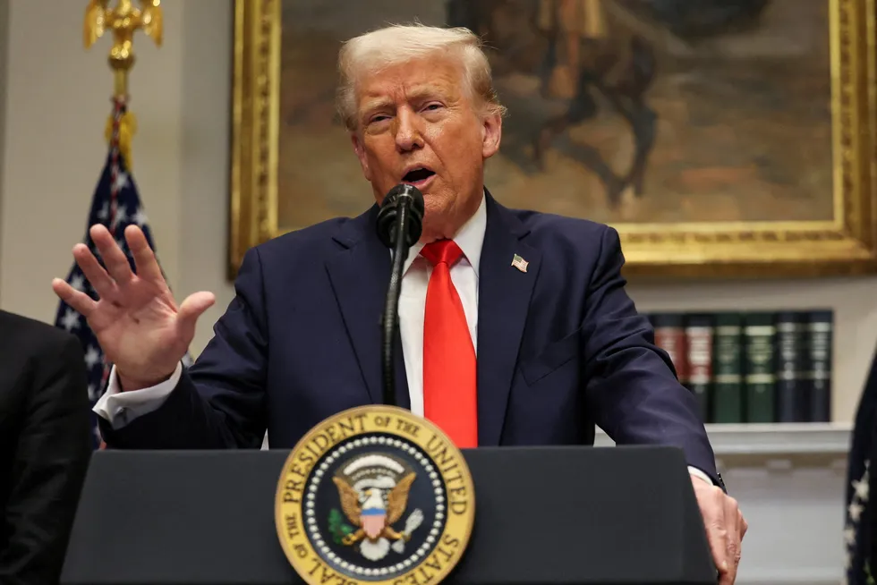 Donald Trumps varslede toll på 25 prosent på Mexico og Canada, samt den ekstra tollen på ti prosent på Kina, ble bekreftet under en pressekonferanse i Washington mandag kveld.