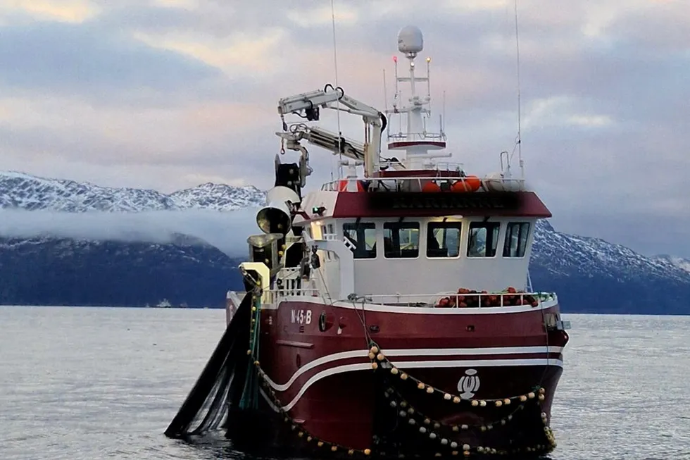 . Fiskebåt i trøbbel i Altafjorden.