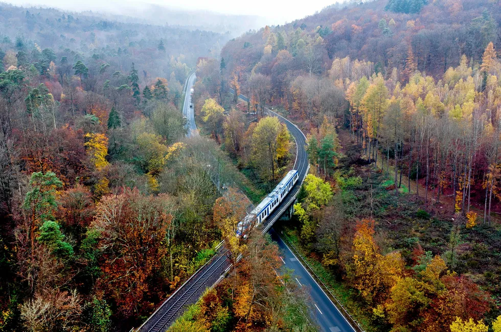 Tog i Tyskland kjører allerede på hydrogen. Men så lenge Norge ikke har tatt inn EUs siste regelverk på energiområdet, deriblant fornybardirektivet, blir Norge stående utenfor satsingen, advarer Fornybar Norge.