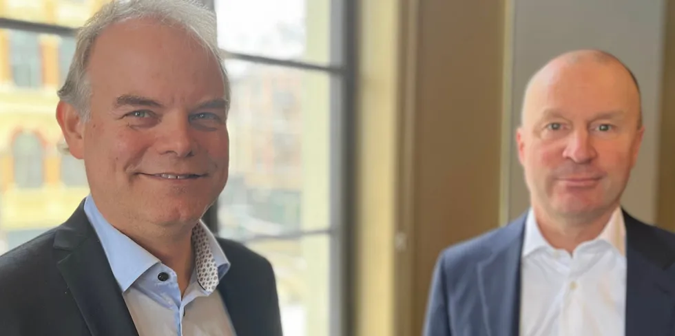 Trond Thorvaldsen (t.v.) og Thor Leegaard (t.h.) fra KPMG presenterte hovedkonklusjonene i en analyse om konsekvenser for den foreslåtte grunnrenteskatten på vindkraft, på et frokostseminar arrangert av Fornybar Norge.
