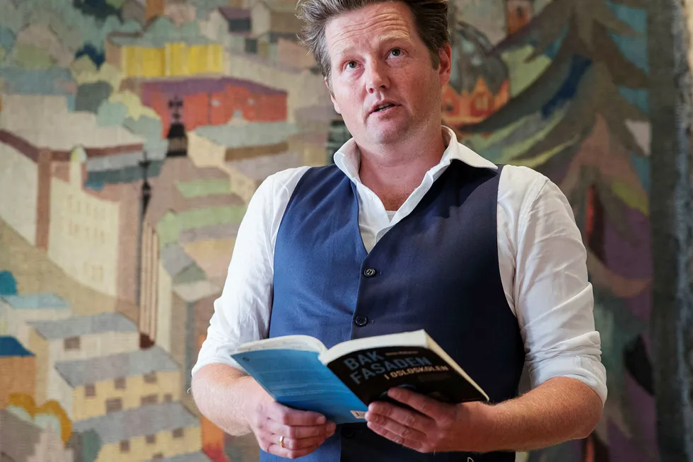 Tidligere i år fikk lektor Simon Malkenes varslerprisen Stockmanns hammer. På utdelingen leste han opp fra sin forrige bok «Bak fasaden i Osloskolen». Mandag kom hans nye bok «Det store skoleeksperimentet».