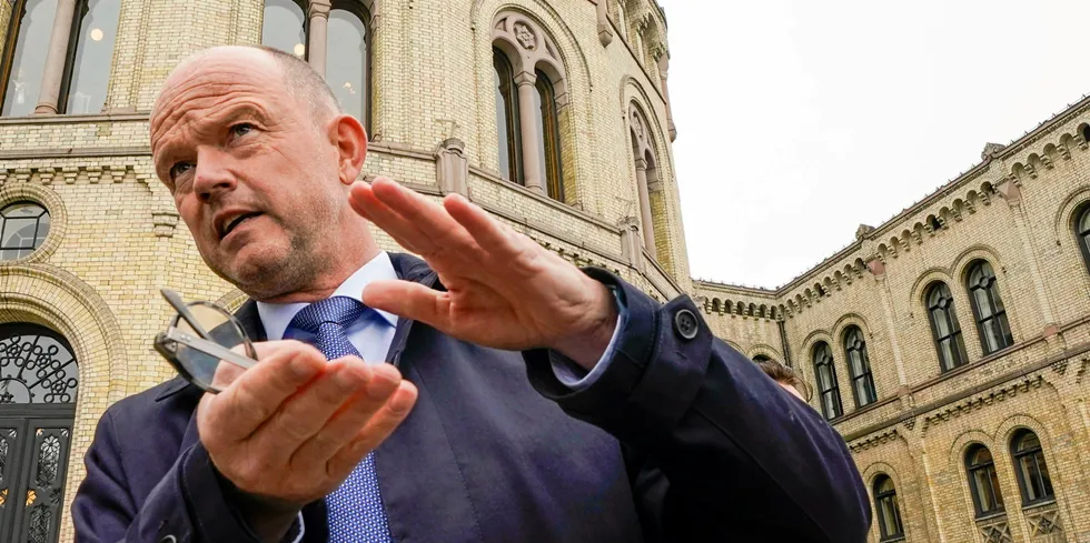 – Vi er veldig utålmodige. Næringslivet ligger foran politikerne, mener administrerende direktør Ole Erik Almlid i NHO. Han håper regjeringen setter fart i energipolitikken og sørger for kraftutbygging både til havs og på land.