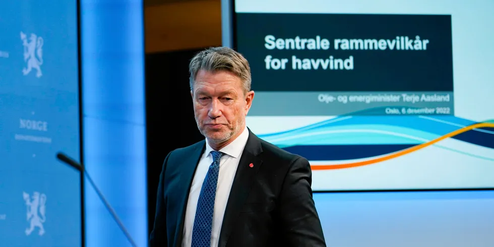 Olje- og energiminister Terje Aasland presenterer tirsdag sentrale rammevilkår for utbygging av havvind på Sørlige Nordsjø II og Utsira Nord.