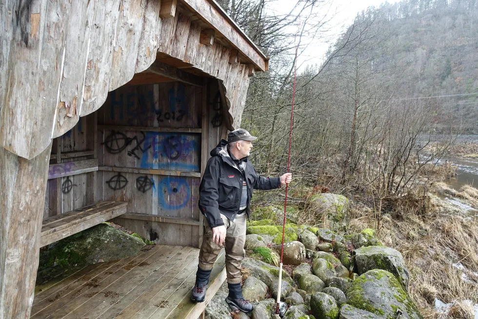 Roald Aamodt, her i elven Kvina i Agder, varsler mulig søksmål mot grunneieren som nekter å betale tilbake etter at Gaula og flere andre elver ble stengt for fiske i fjor sommer.