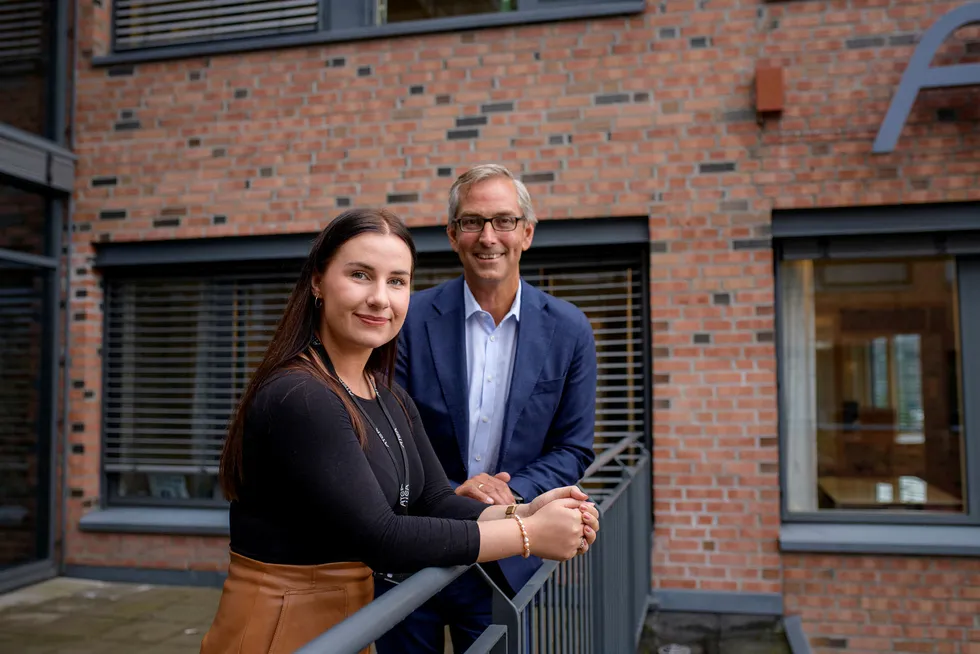 Julie Amundsen har jobbet i it-selskapet Atea i et år, her er hun fotografert sammen med Atea-sjef Michael Jacobs.