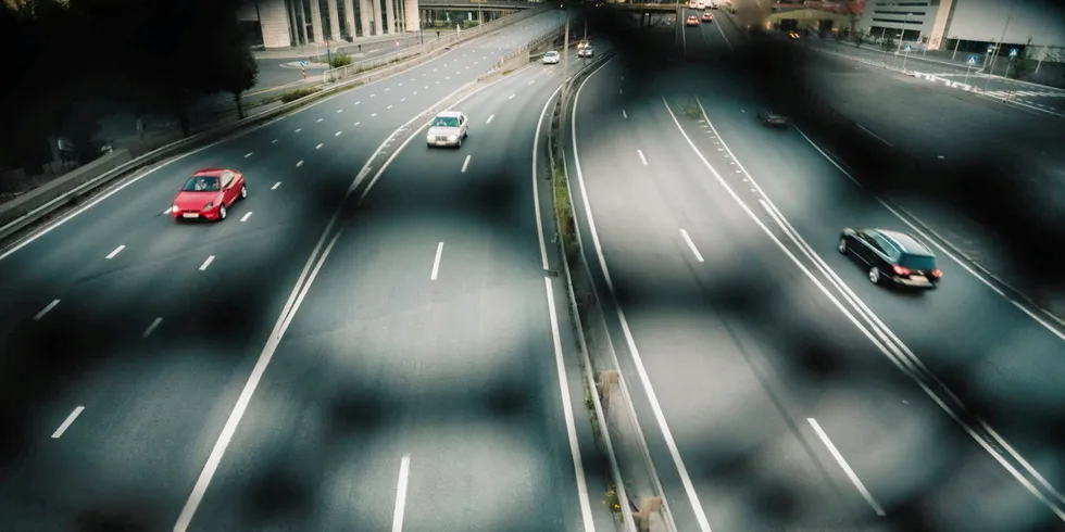 Nå skal det bygges infrastruktur som gjør at hele verdikjeden fra kraftproduksjon, lagring og lading skjer langs veiene.