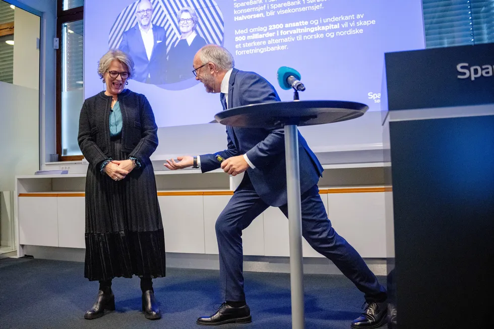 Konsernsjef Benedicte Schilbred Fasmer (fra venstre) i Sparebank 1 SR-Bank fikk Per Halvorsen i Sparebank 1 Sørøst-Norge på tråden for snart ett år siden. Sammen danner de Norges tredje største bank.