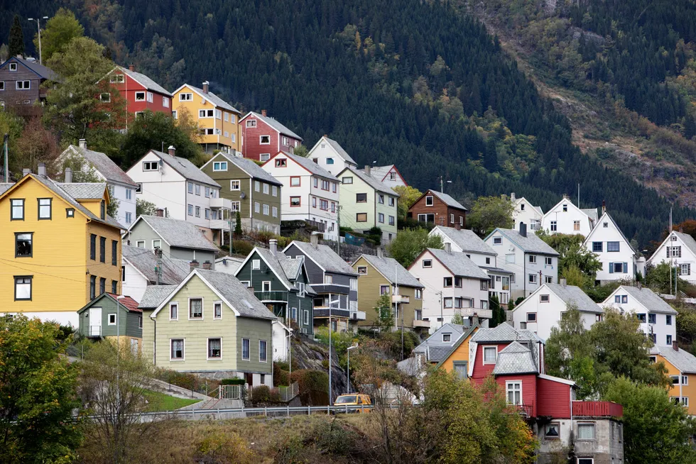 Siden i fjor høst har husholdningenes samlede gjeldsbelastning avtatt, skriver innleggsforfatterne. Her boliger i Odda.