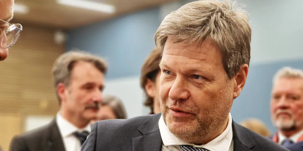 – Siden det ikke er noe grønt hydrogen tilgjengelig, er jeg velvillig til at selskaper i Tyskland bruker blått hydrogen som kommer fra gass, sier Tysklands økonomi- og klimaminister Robert Habeck.