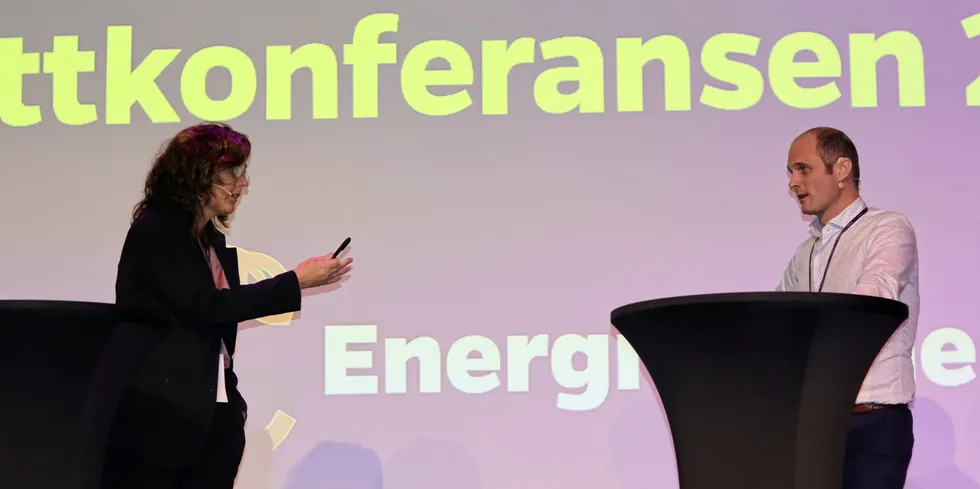 Astrid Margrethe Hilde i Agder Energi Nett i solkraft-diskusjon med Bjørn Thorud i Aneo.