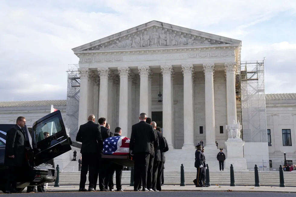 USAs høyesterett avgjorde presidentvalget i 2000, George W. Bush mot Al Gore. Dommer Sandra Day O’Connor, som ble begravet 18. desember (bildet), var siden i tvil om det var så lurt, skriver jusprofessor.