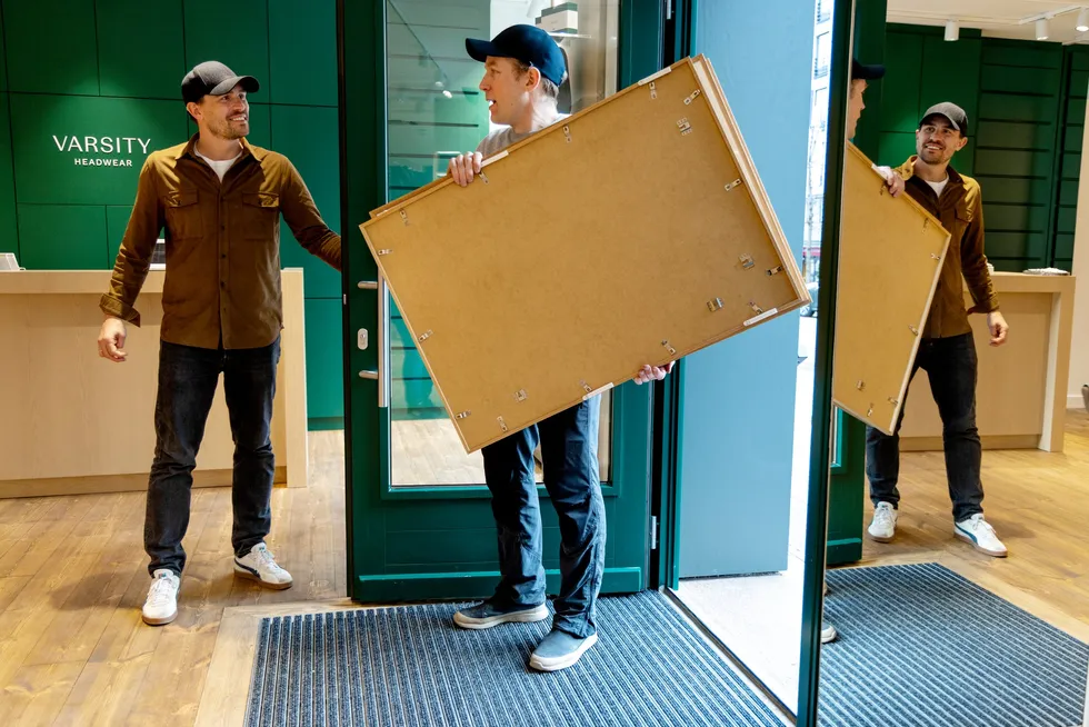 Brødrene Alexander og Sebastian Salvesen Adams bærer flyttelasset inn i den nye butikken i Bogstadveien i Oslo.