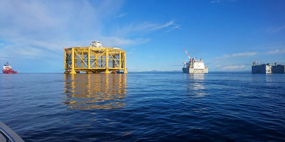 Havmerden til Salmar «Ocean Farm 1» på vannet. Nå skal det utredes hvor nærme fiskeri og havvind kan ligge slike installasjoner på havet.