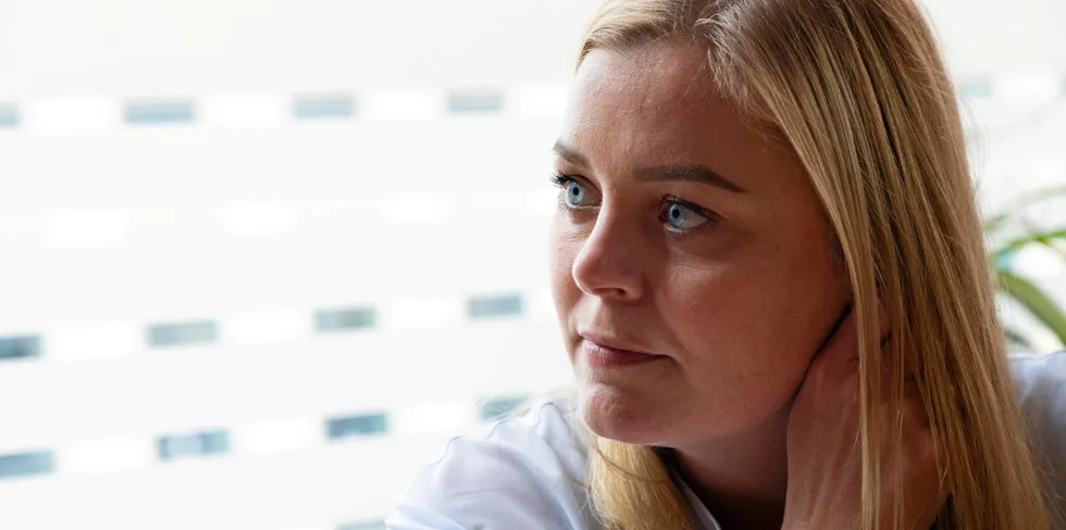 Tina Bru (H) synes fastprisavtaler er interessant, men etterlyser svar på om det kommer rask støtte til næringslivet.